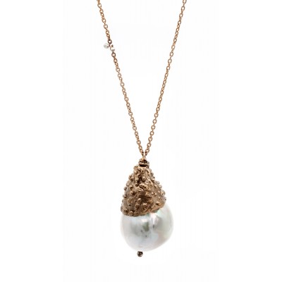 Pearl with fine chain